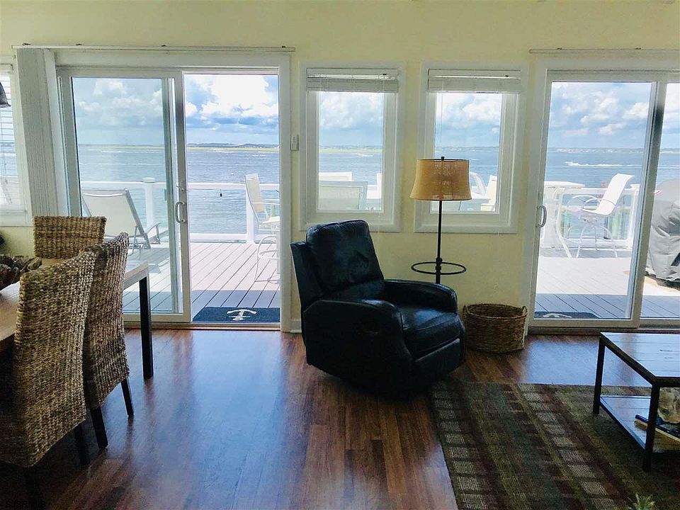 2nd image of 46 Bay Ave #2