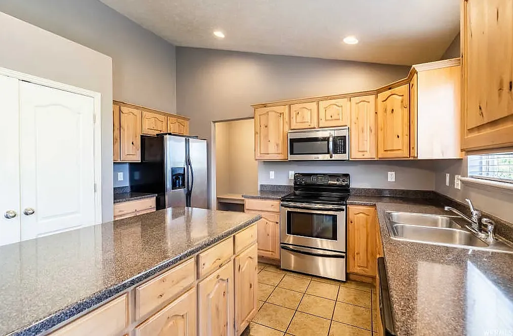 6 bed, 2900 sqft, $2,800 — Photo 3