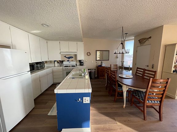 Kitchen dining table