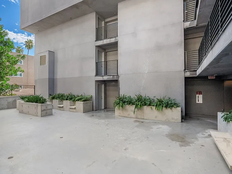 Brand New Luxury Homes! W/D, Balcony & Parking! — Photo 48