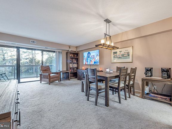 2nd image of 307 Yoakum Pkwy APT 302