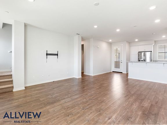 4th image of 1531 E Lincoln Ave