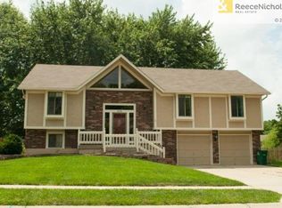 424 SE Topaz Dr, Lees Summit, MO 64063