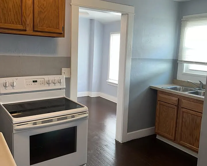 322 Lorenz Ave — Photo 3