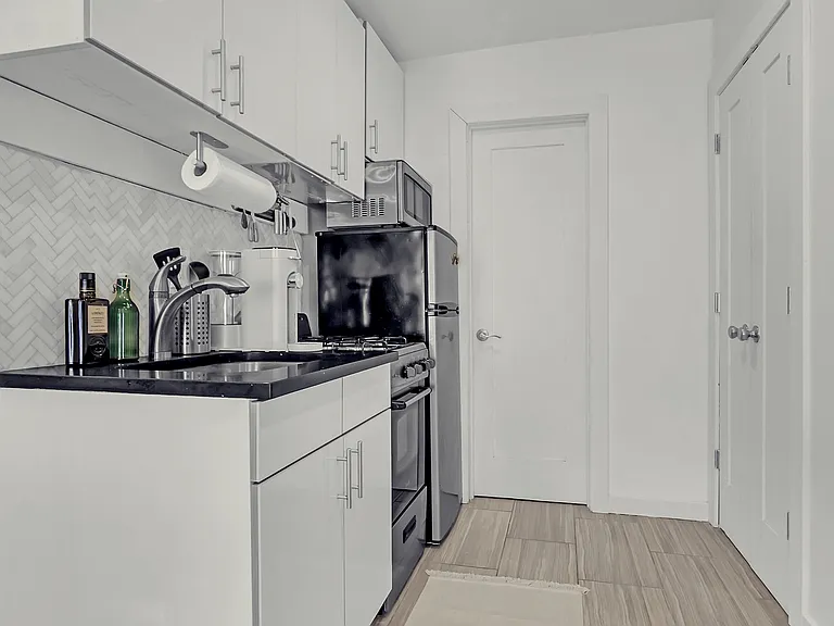 534 E 14th St #15 — Photo 8