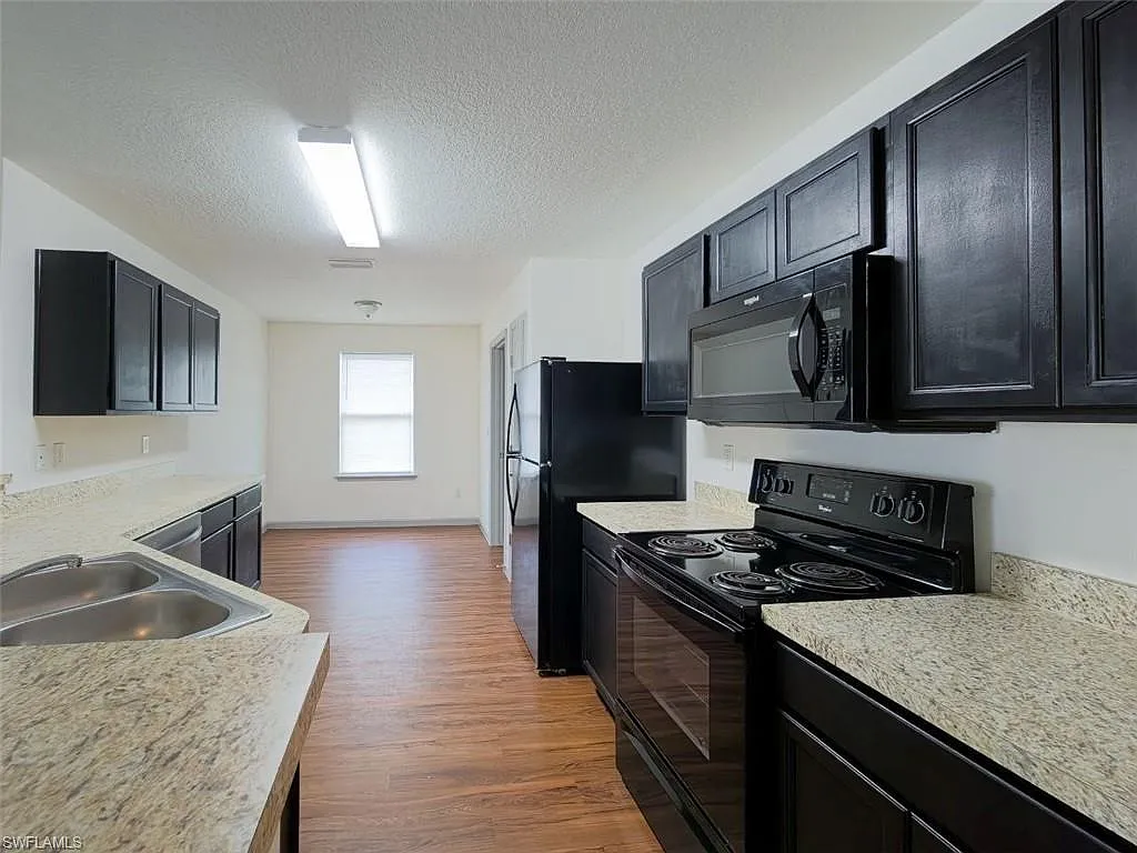 3 bed, 2.0 bath, 1548 sqft, $1,950 — Photo 2