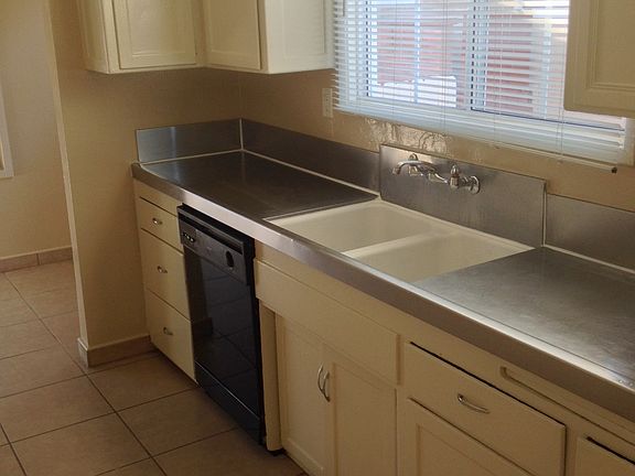 Kitchen w/ stainless counters