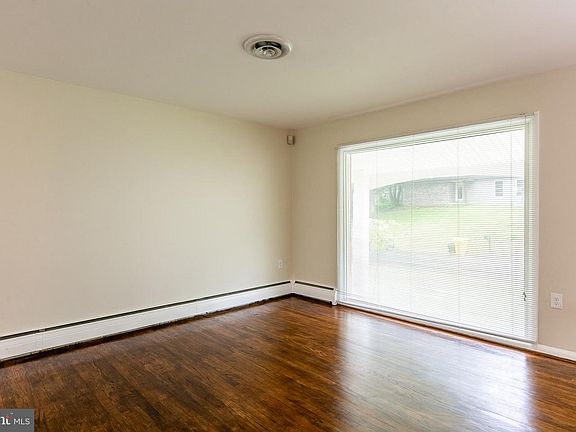 4th image of 882 Marengo St