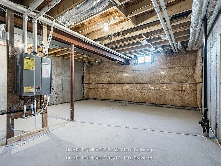 140 Aquasanta Cres — Photo 35