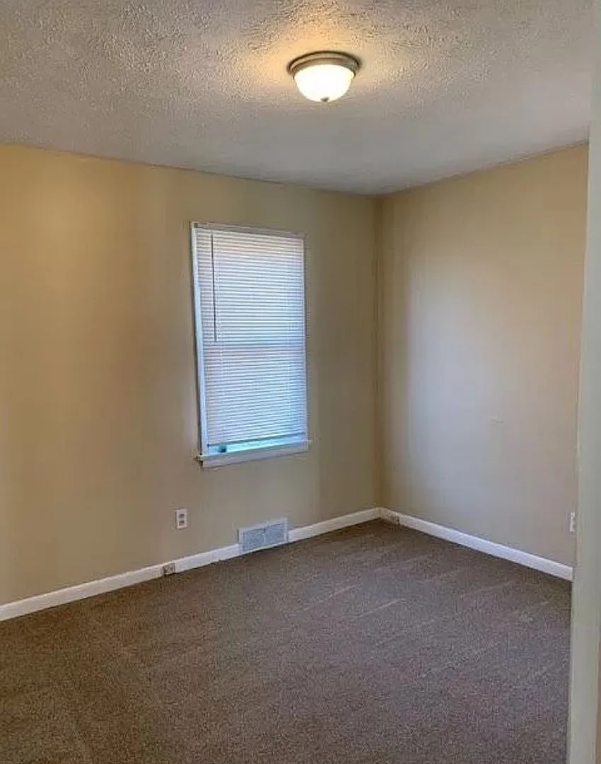 Large Three Bedroom Home — Photo 4