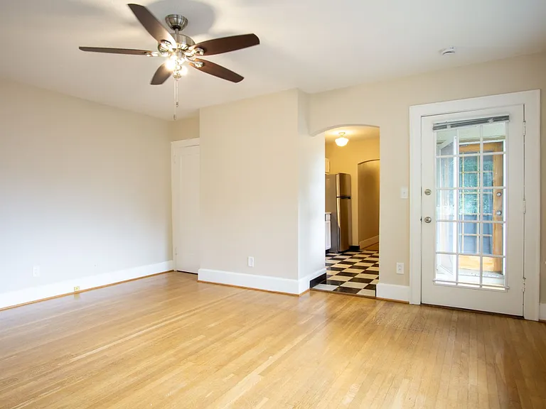 Adorable 1 Bedroom Flat by Laurelhurst Park + SE Belmont! — Photo 4