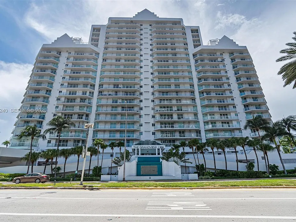 5900 Collins Ave #1406
