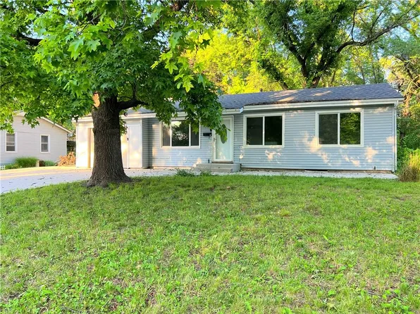 712 N Chestnut St, Olathe, KS 66061