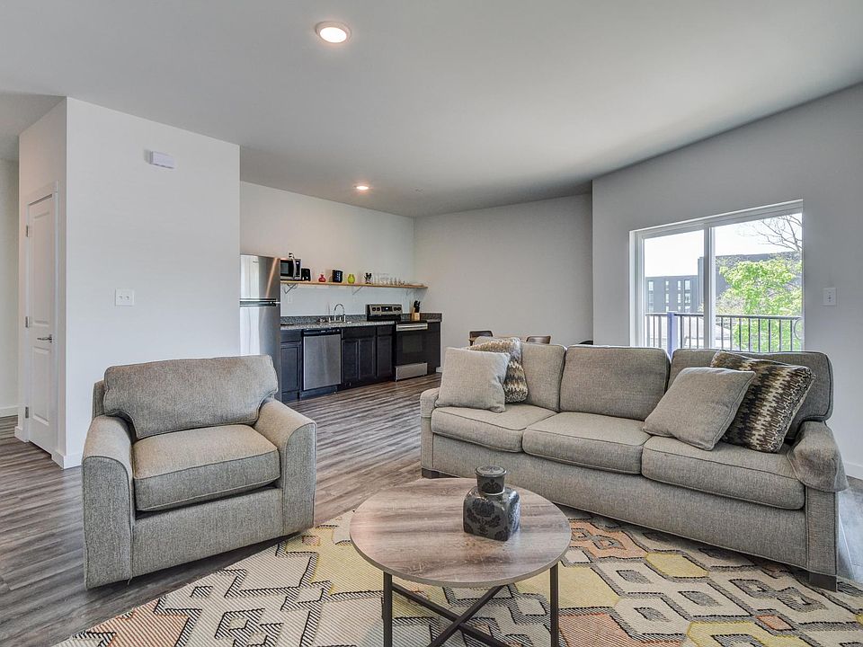 1st image of 712 Main St #110