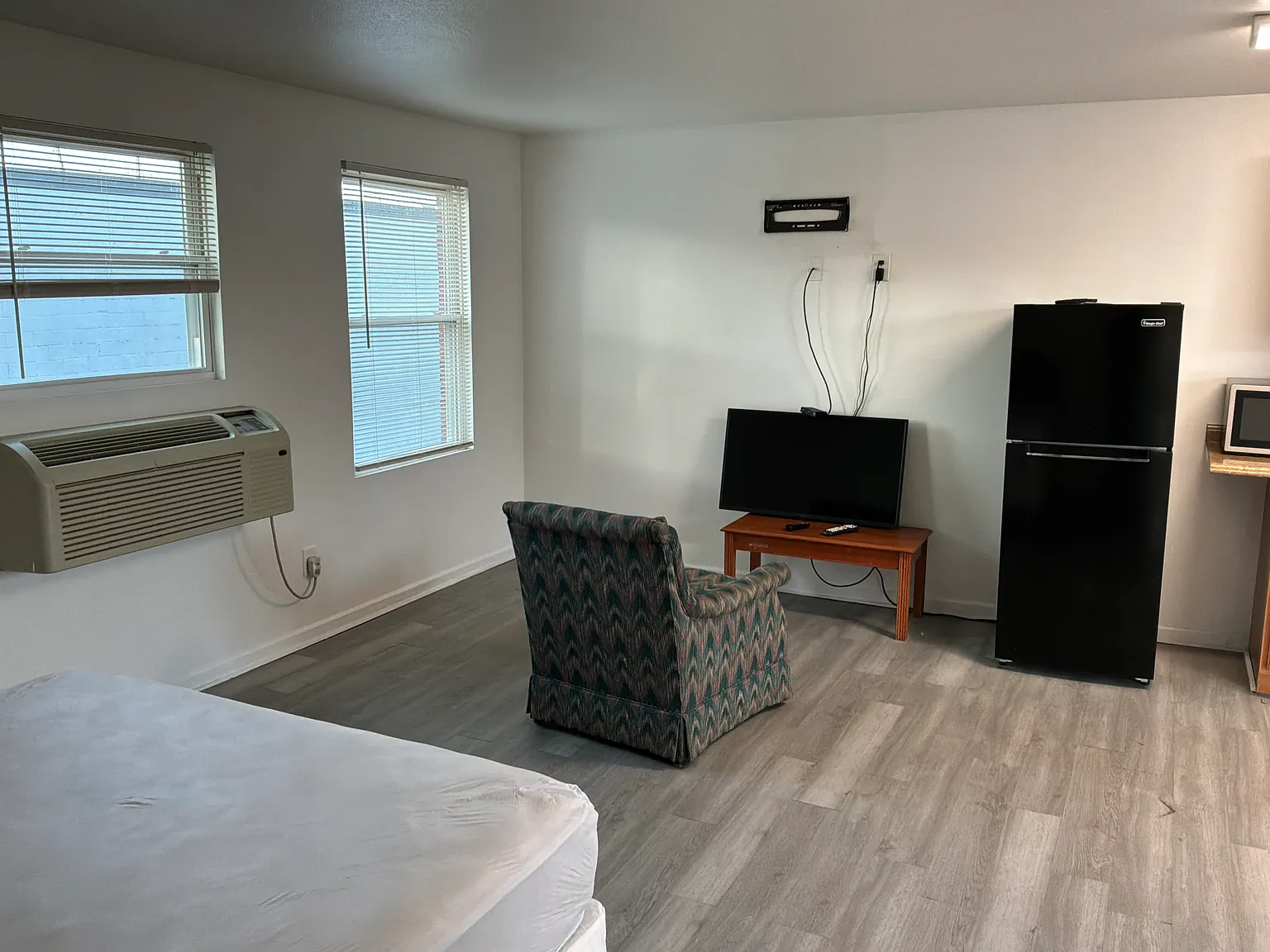 Studio, $800 — Photo 3