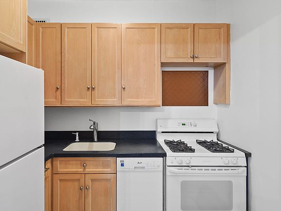 3rd image of 3 Hanover Sq APT 6A
