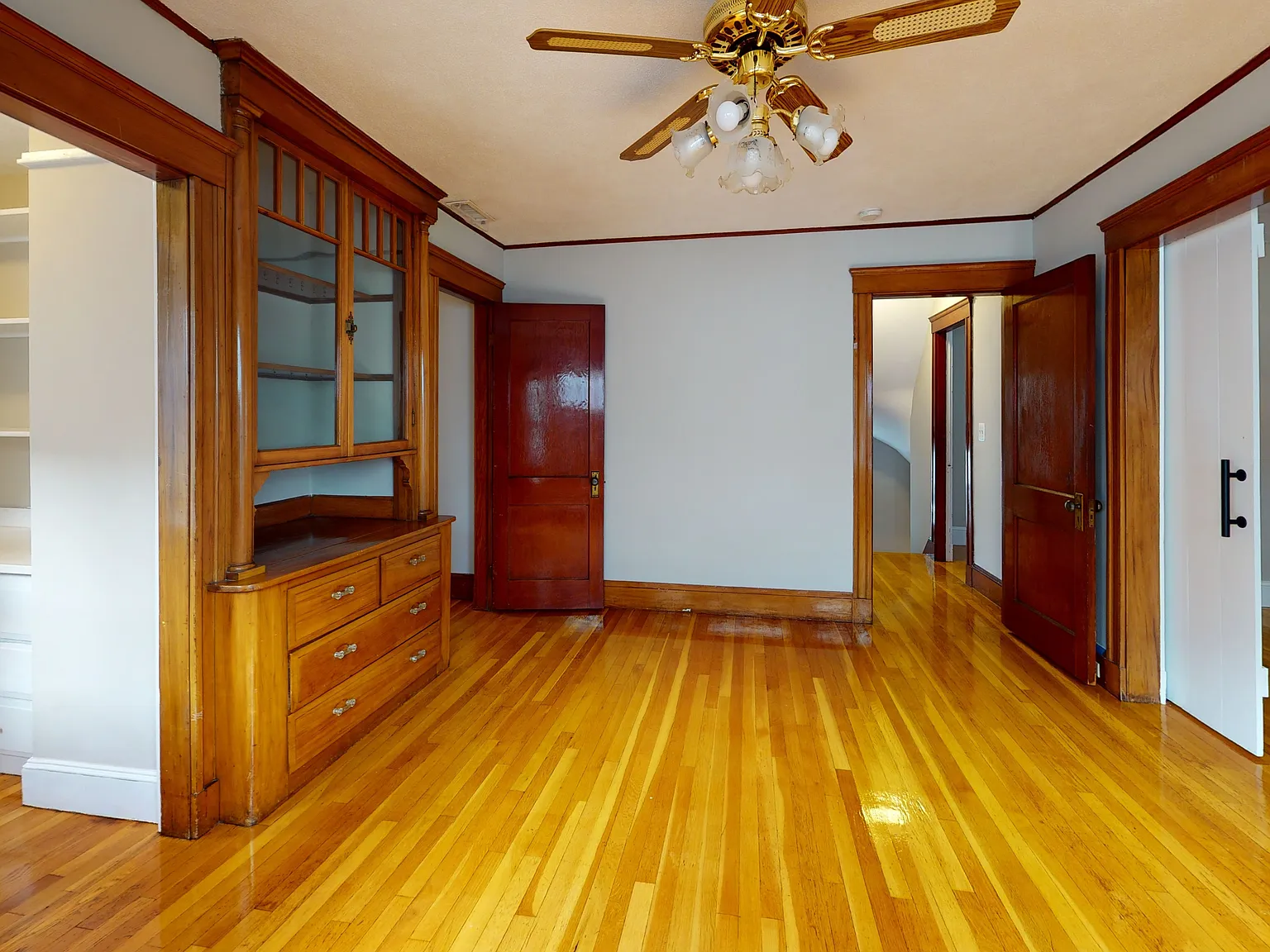 5 bed, 2200 sqft, $4,200 — Photo 3