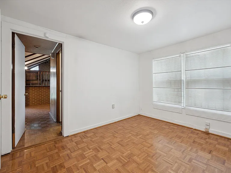 2404 E 14th St — Photo 10