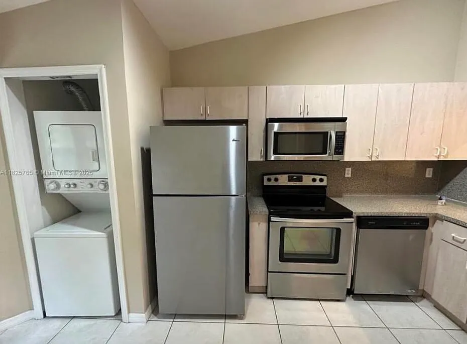 2 bed, 2.0 bath, 815 sqft, $1,800 — Photo 2