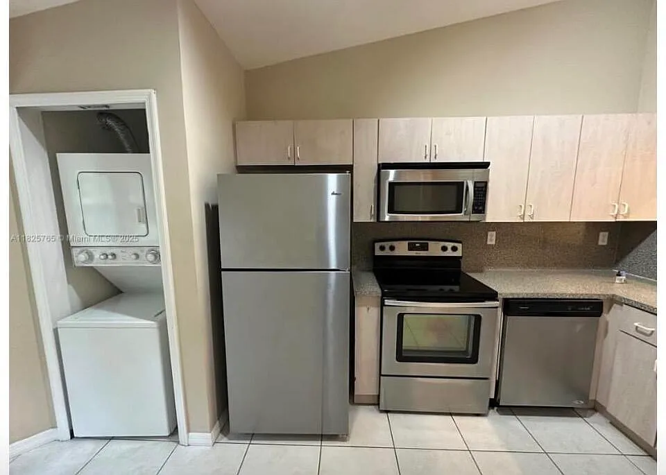 Building Photo - 1250 SE 26th St #204