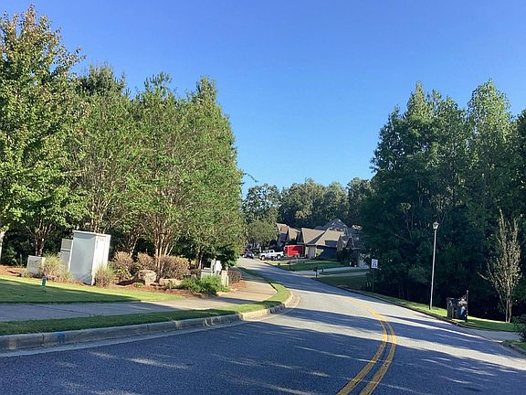 5th image of 172 Solamere Ln