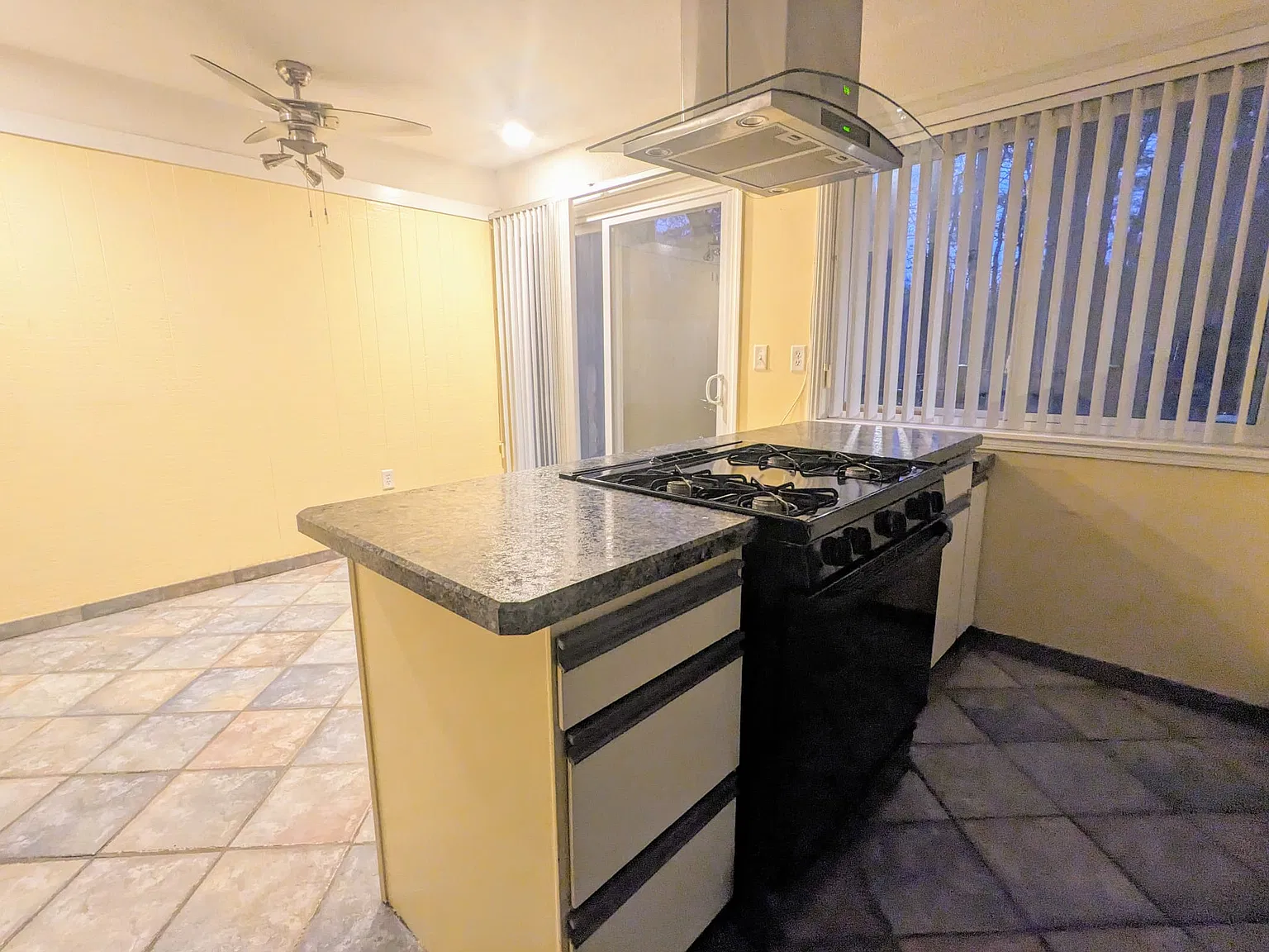 1 bed, 1.5 bath, 698 sqft, $1,950 — Photo 2
