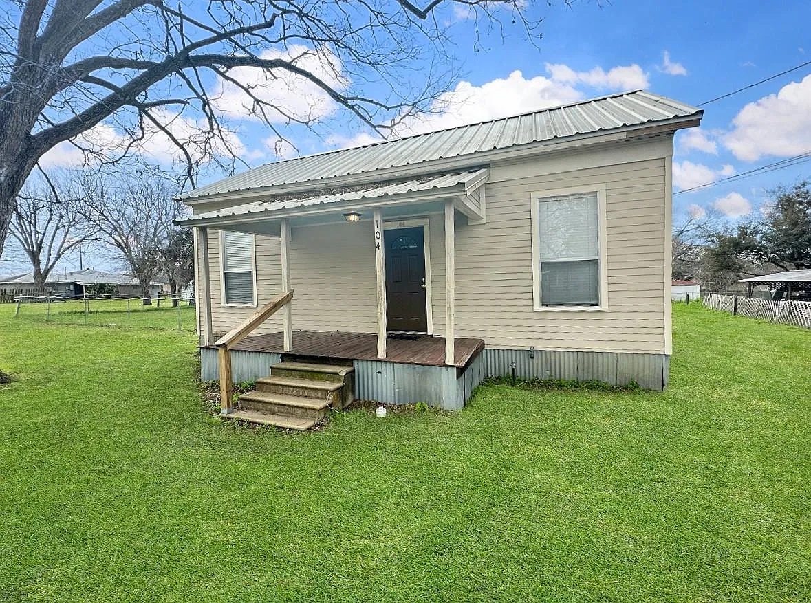 2 bed, 1.0 bath, 1110 sqft, $1,300 — Photo 2