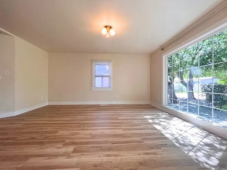 4022 N Christine St — Photo 5