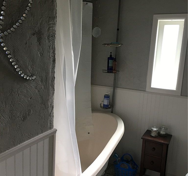 2nd image of 404 N 8th Ave