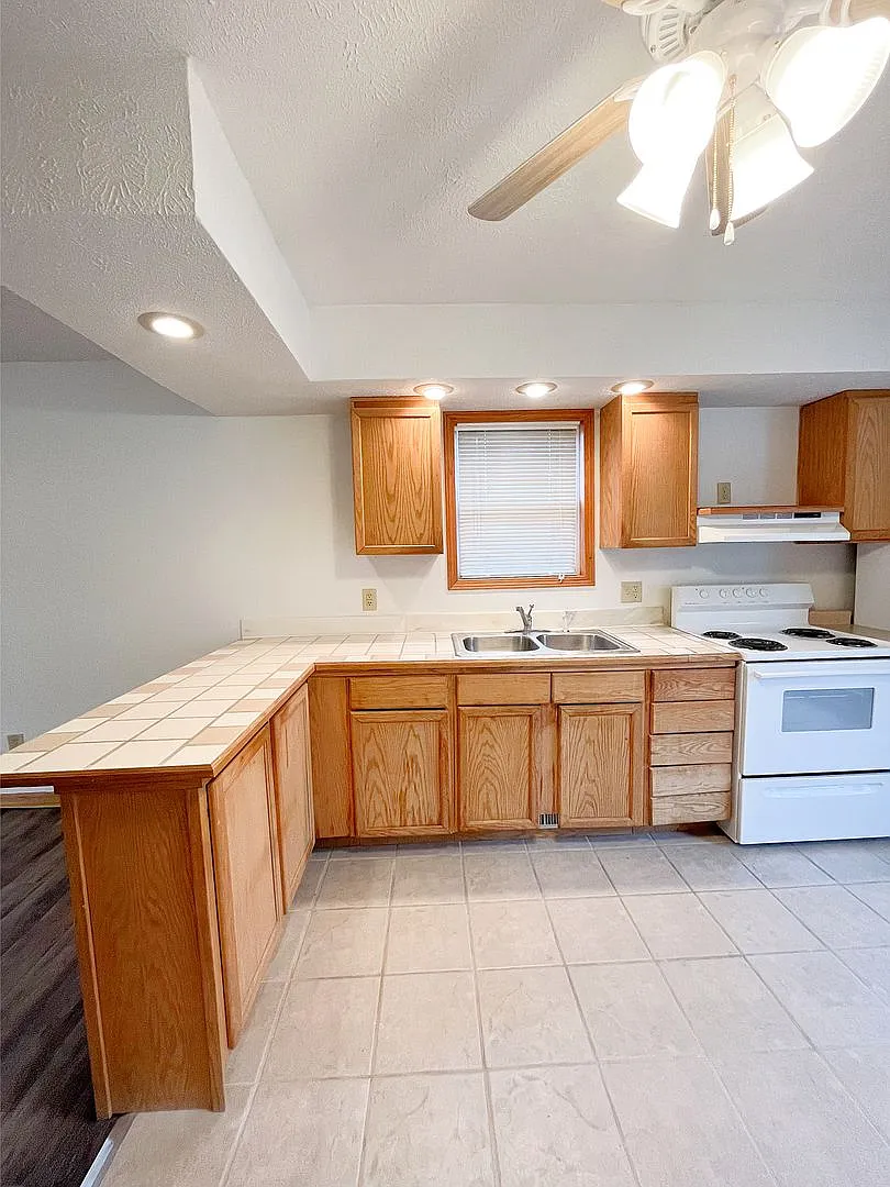 Well-Maintained 2 Bedroom! — Photo 4