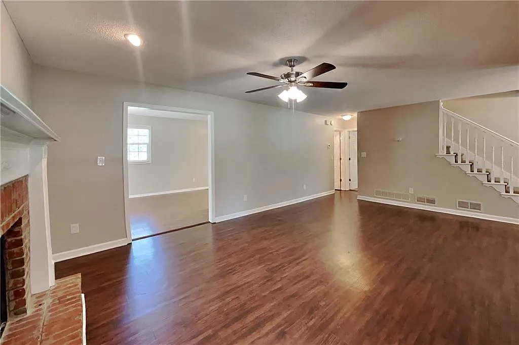 4 bed, 2.5 bath, 1924 sqft, $2,225 — Photo 2