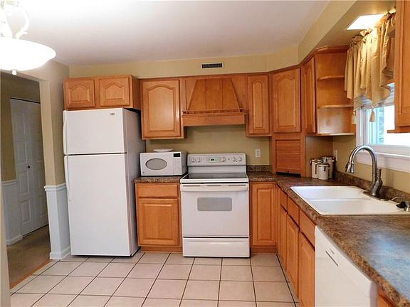 3rd image of 512 S Shenandoah Dr
