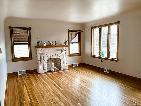 5th image of 3882 Clinton St