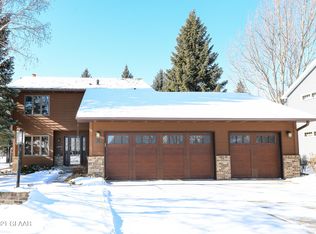 624 Plain Hills Dr, Grand Forks, ND 58201