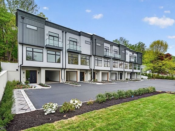 2nd image of 522 Valley Rd #2