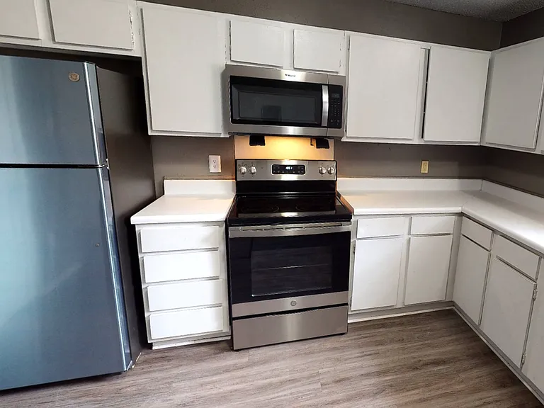 Oak Manor Apartment Homes — Photo 8