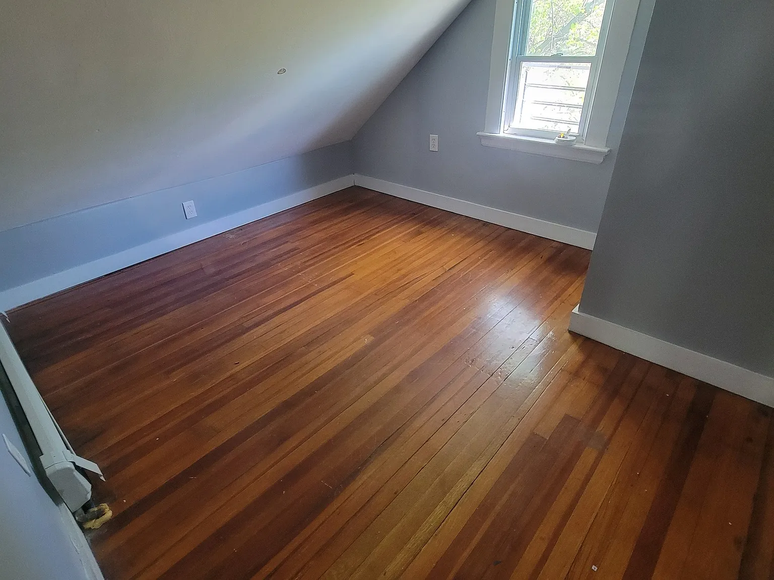3 bed, 1.0 bath, 3361 sqft, $1,550 — Photo 3