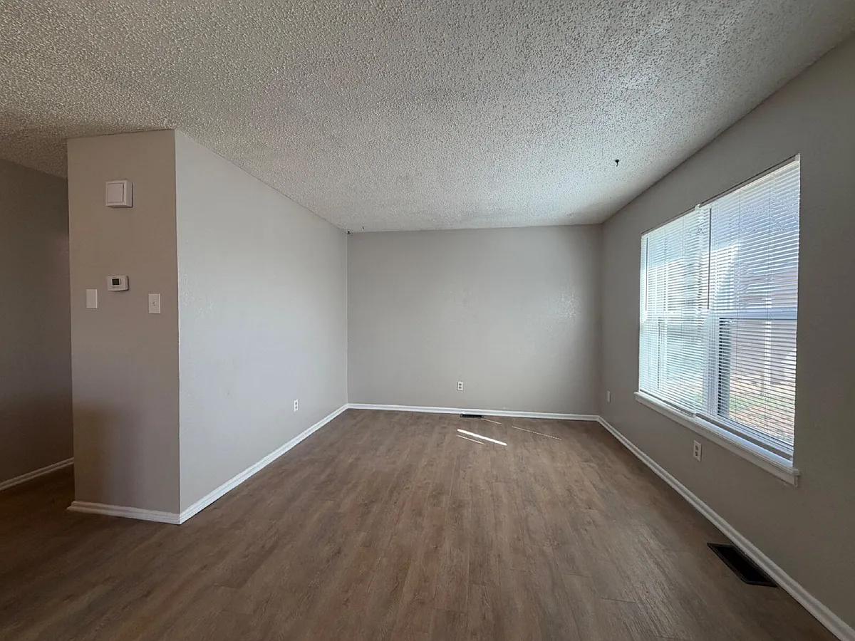 Building Photo - 9604 Elgin Ave #B