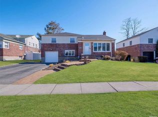 143 Orchard St, Plainview, NY 11803