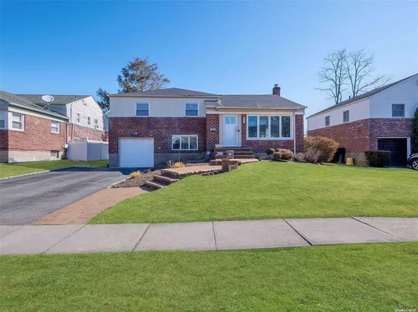 143 Orchard St, Plainview, NY 11803