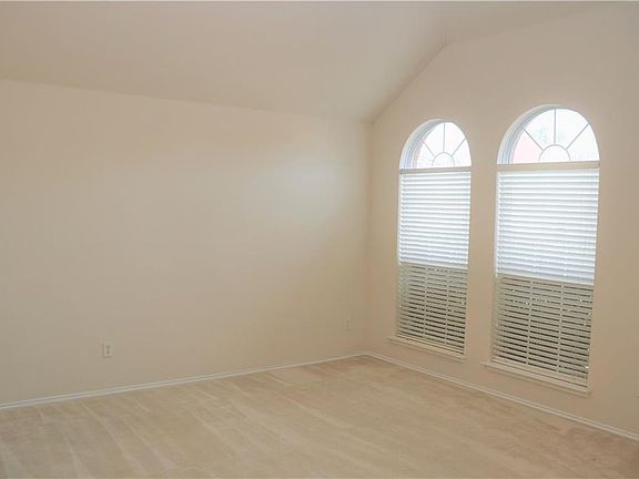 5th image of 202 E Lynn Creek Dr