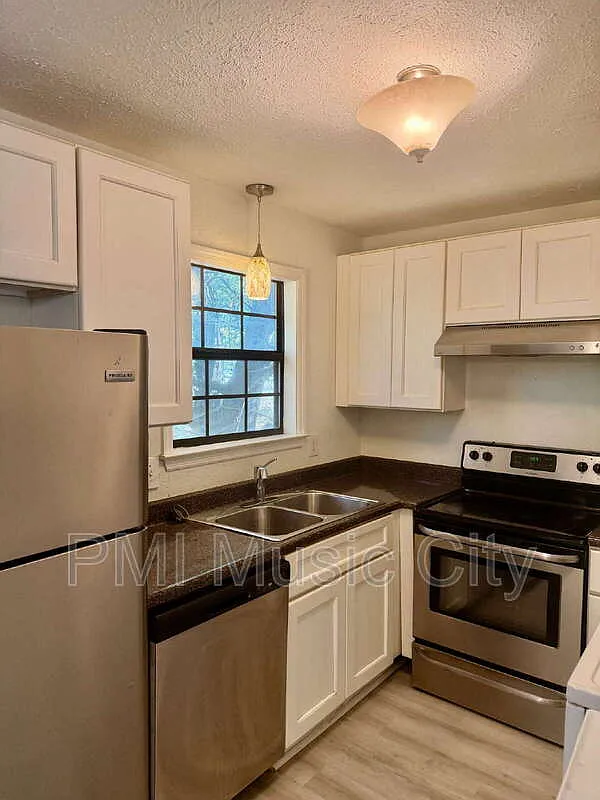 3 bed, 1.0 bath, 908 sqft, $1,450 — Photo 3