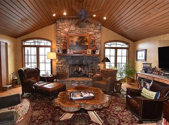 5th image of 3762 Club House Dr NE