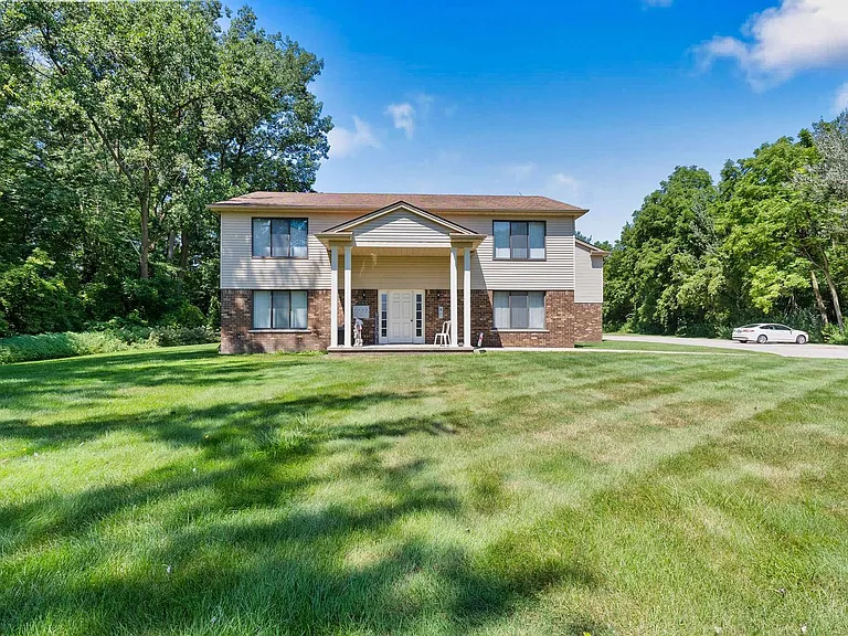 5230 Pointe Dr — Photo 1