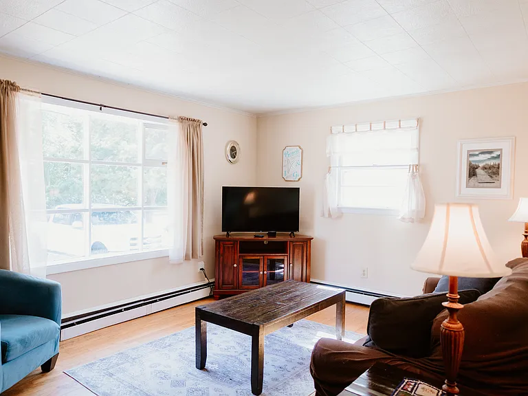216 E Grand Ave — Photo 29