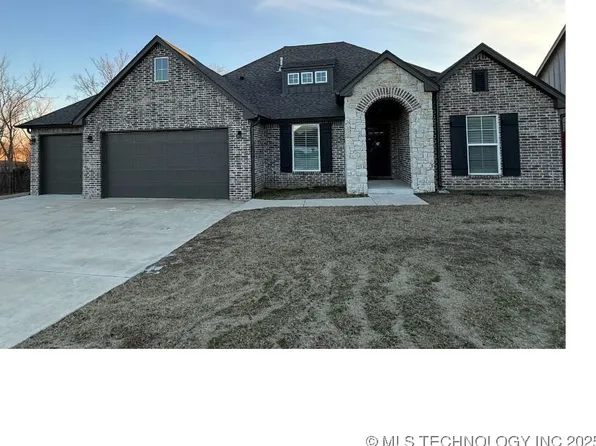 8342 Vantage Ct, Claremore, OK 74019