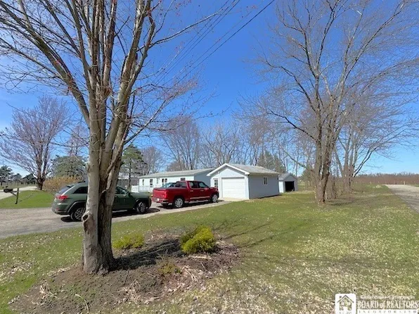 1516 Silver Ln, Silver Creek, NY 14136