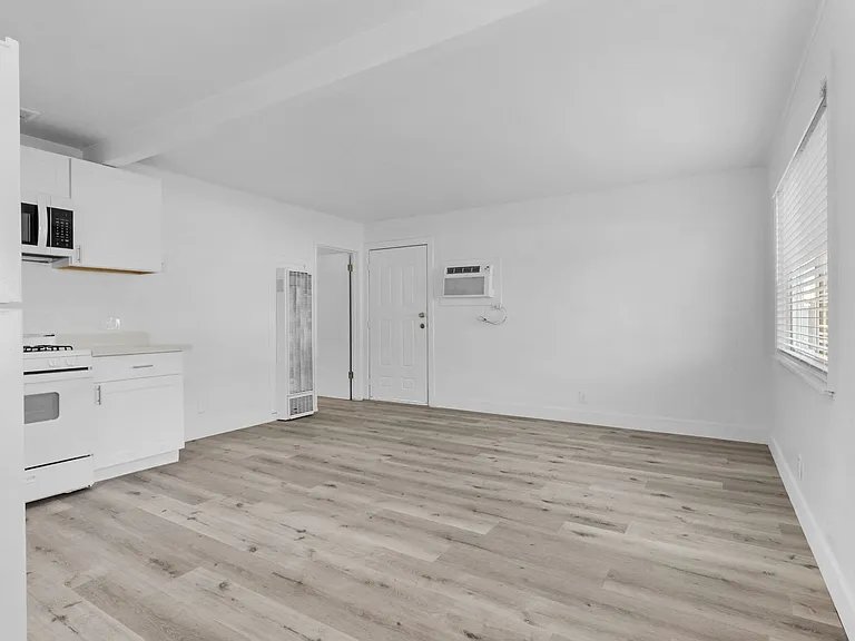 Country Club Apartments — Photo 18
