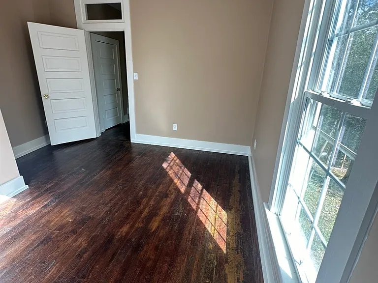 133 Carlton Ter — Photo 4