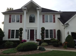 100 Huntingwood Dr, East Amherst, NY 14051